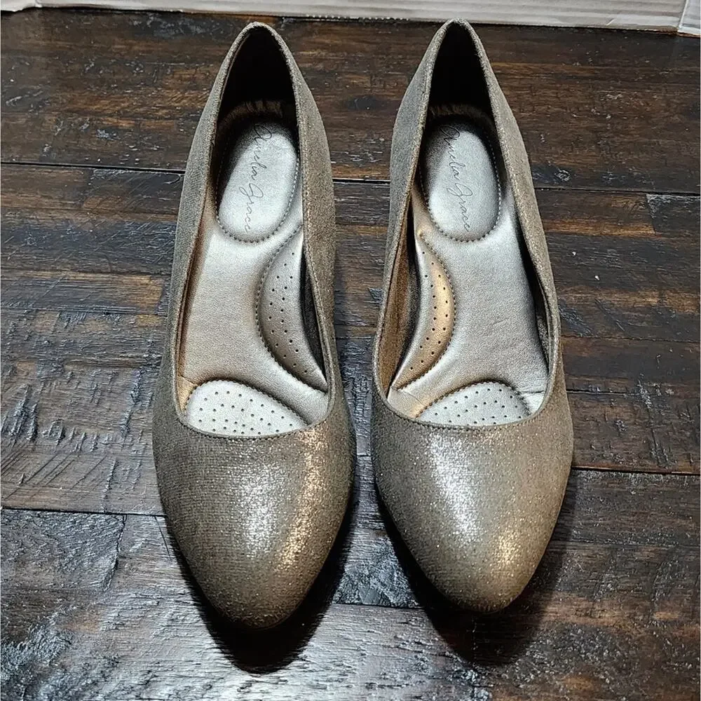 Amelia Grace silver metallic round toe‎ kitten heels Women's size 9